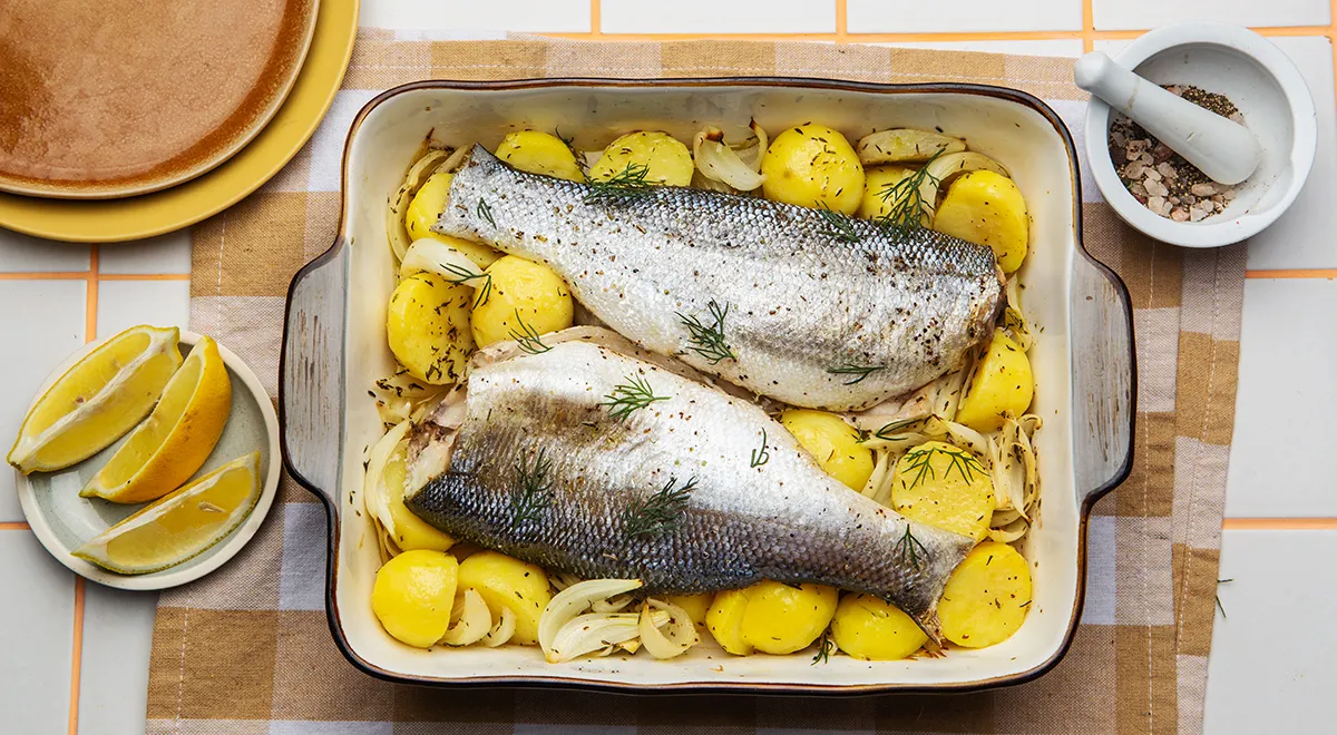 Рецепт запеченного жереха с картошкой и луком