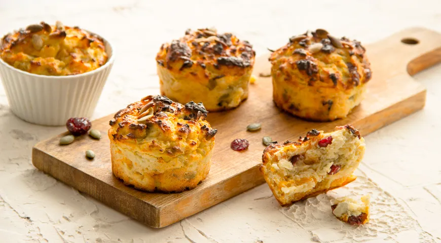 Творожные маффины с киноа, курагой и клюквой