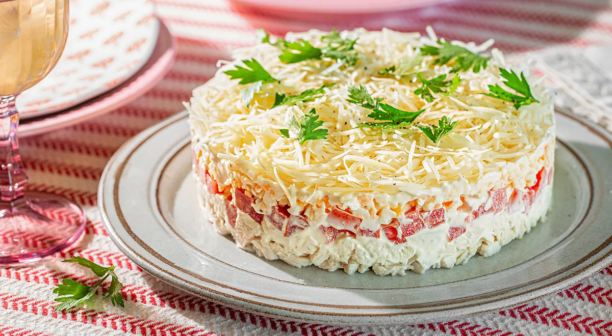 Рецепт салата с куриной грудкой, сыром и помидорами