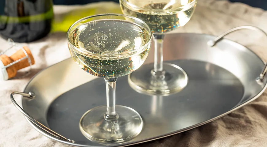 Согласно легенде, бокал-креманка для шампанского был отлит по форме груди Марии-Антуанетты