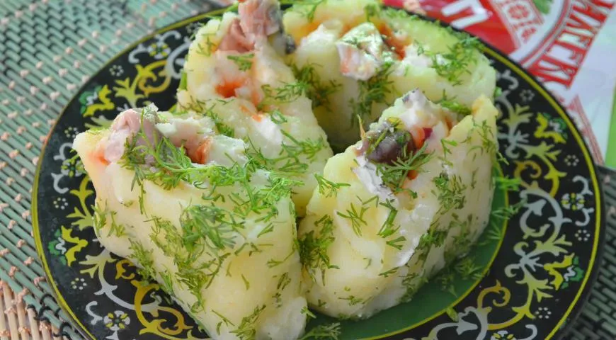 Картофельный рулет с селёдкой в томатном маринаде