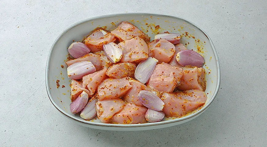 Индейка, запеченная со сливами и шалотом