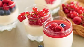 Рецепты со сметаной, ягодами и изюмом