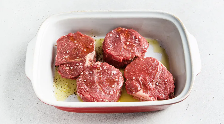 Вкусный стейк из телятины на сковороде