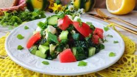 Дачный витаминный овощной салат с мокрицей и яйцом
