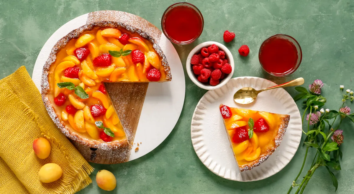 Песочный пирог с желе ягодами и фруктами