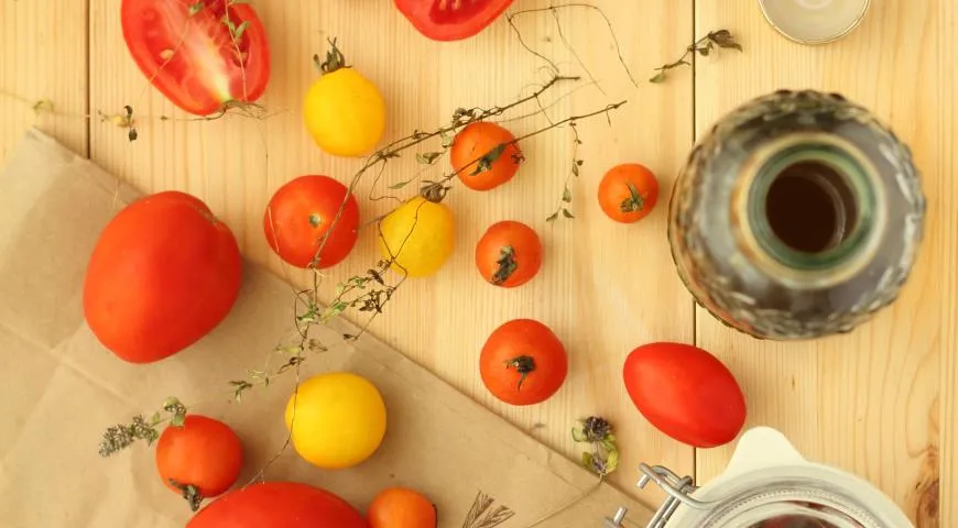 Как приготовить вяленые томаты с чесноком и травами в оливковом масле