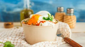Пряный рис с яйцом-пашот и йогуртом
