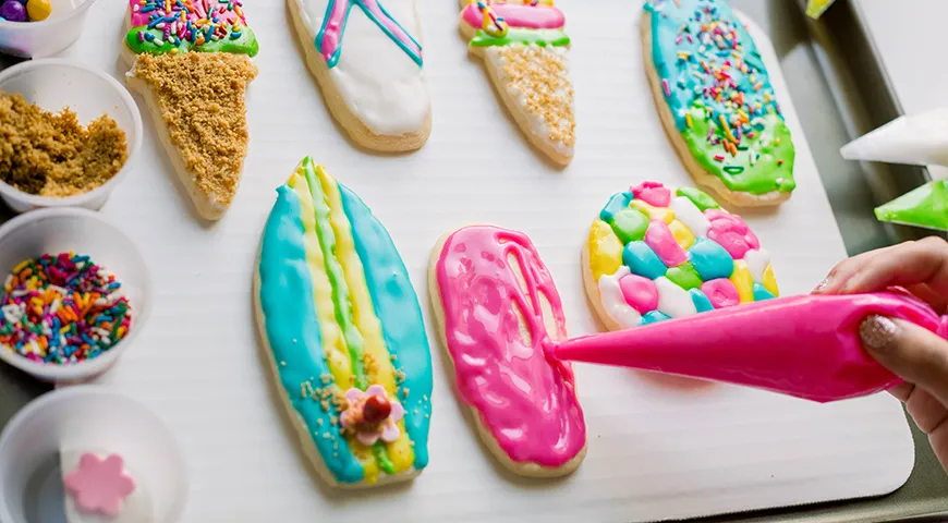 Чтобы сделать цветной айсинг, используйте гелевые (для более яркого, насыщенного цвета) или сухие (для пастельных оттенков) водорастворимые красители