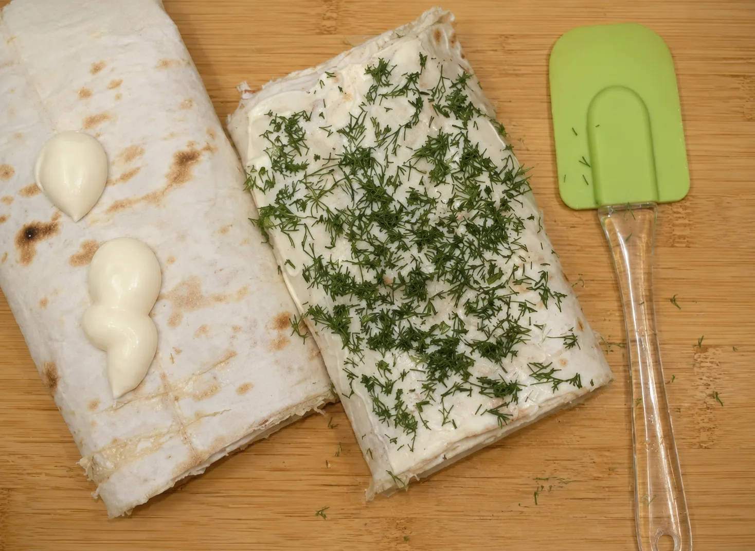Рулет из тонкого лаваша, с крабовыми палочками и сыром на закуску