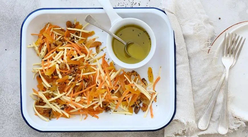 Коулслоу с пастернаком и сухофруктами