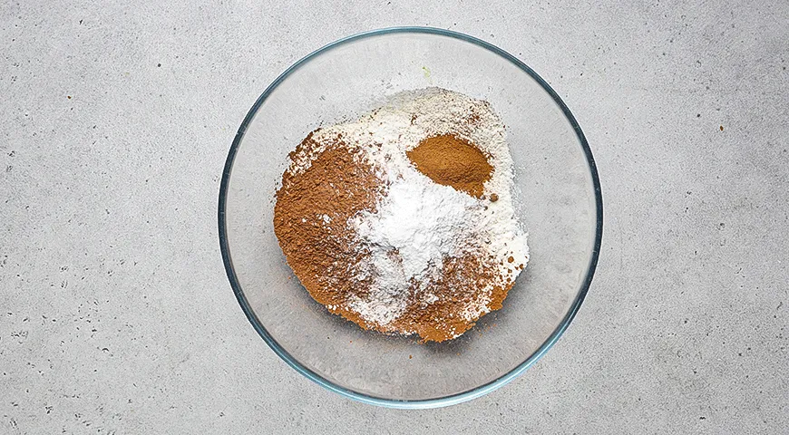 Шоколадная шарлотка с грушами