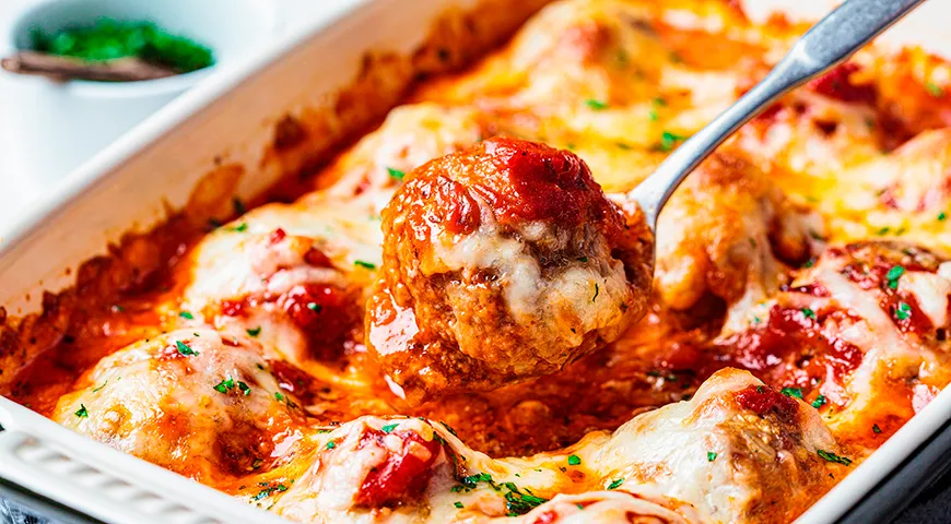 Томатный соус придает тефтелям из любого фарша насыщенный вкус и легкую кислинку