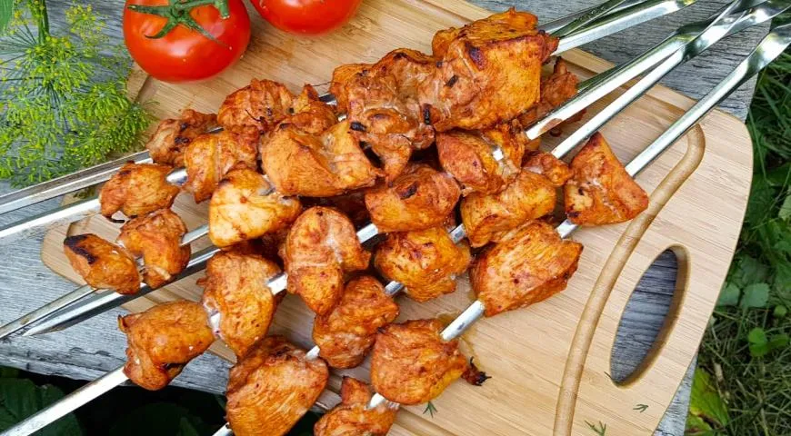 Куриный шашлык, замаринованный в смеси айрана и томатного сока