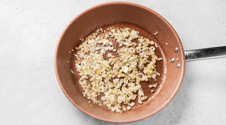 Макароны с беконом, сыром и помидорами на сковороде