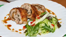 Куриный рулет с белыми грибами