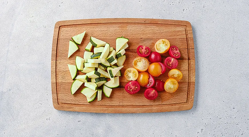 Паста с овощами и чипсами из салями