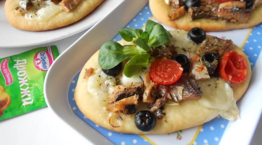Готовим мини-пиццы с сайрой, моцареллой и маслинами