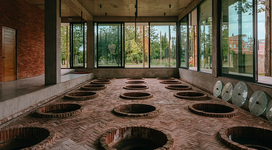 Закопанный в землю квеври живет в одном ритме с природой: глина принимает температуру почвы и создает для вина естественный климат 