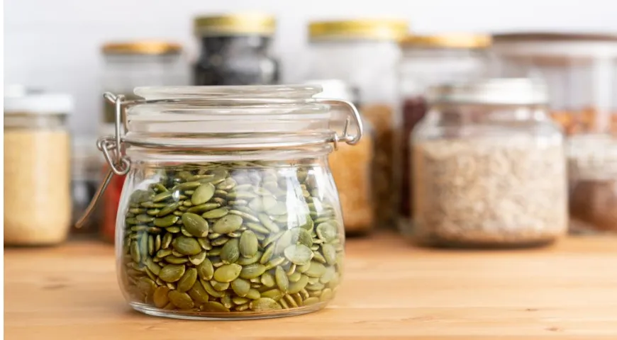 Тыквенные семечки важно хранить в закрытой таре, чтобы защитить их от влаги и посторонних запахов 