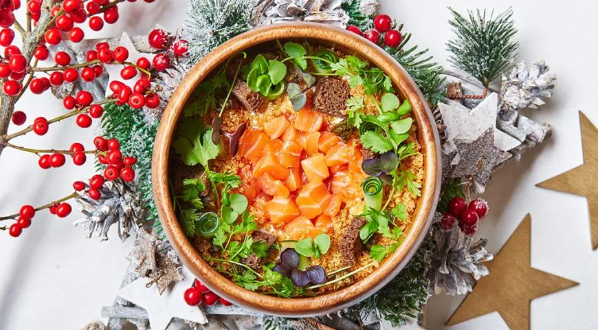 Рецепт тартара из кижуча с хрустящим поп-корном из киноа, жареными каперсами и пеной из сливочного хрена