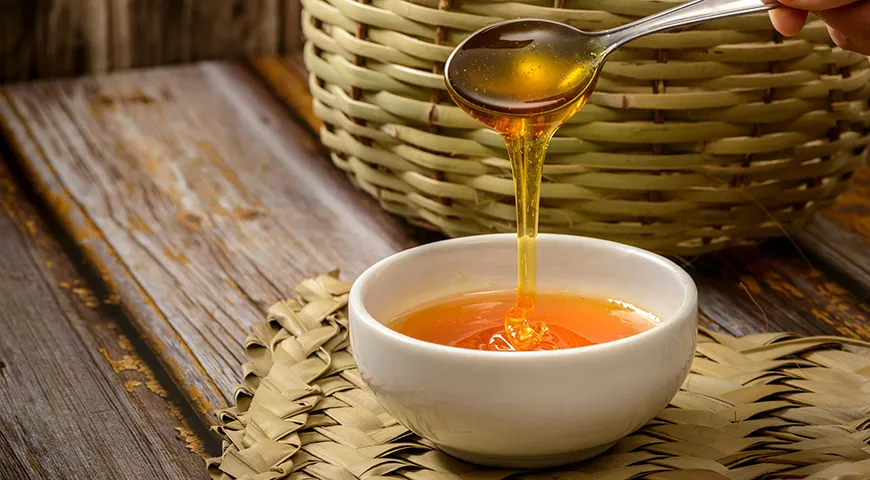 Если заболели, принимайте по ложке меда до еды или добавляйте в чай. Мед смягчает и обволакивает горло и помогает унять кашель
