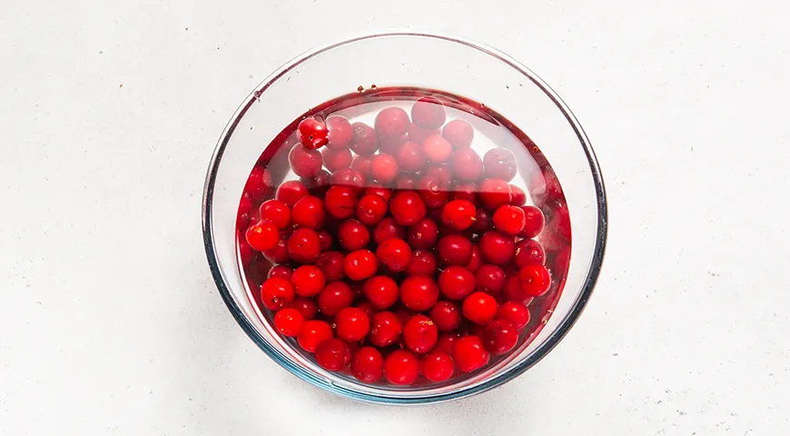 Компот из вишни с косточками