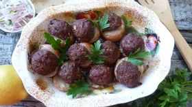 Луковый кебаб с гранатовым соусом (Sogan Kebabi – Onion Kebab)