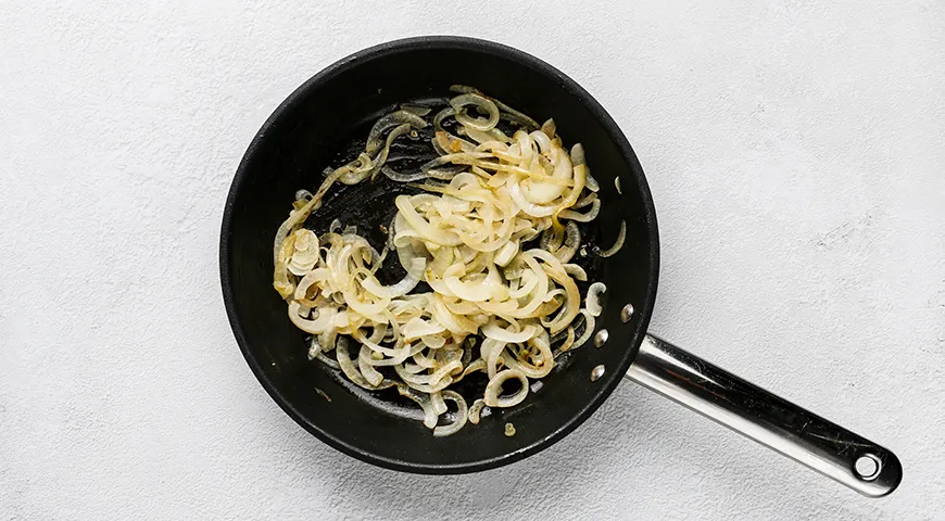 Мясо по-французски с картофелем, помидорами и сыром