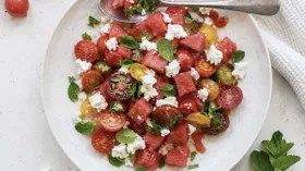 Летний салат с арбузом и томатами