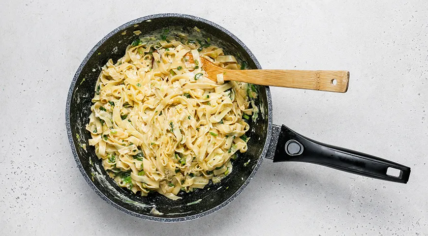 Макароны с яйцом и луком