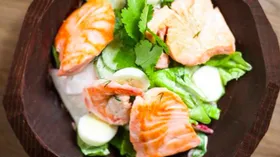 Летний салат со сметаной и лососем