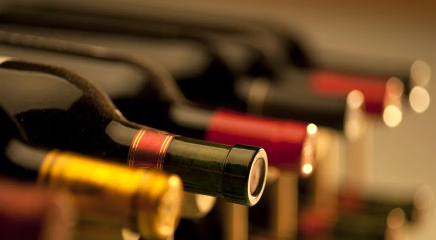 При неправильном хранении в классических пробках могут заводиться бактерии и портить вино