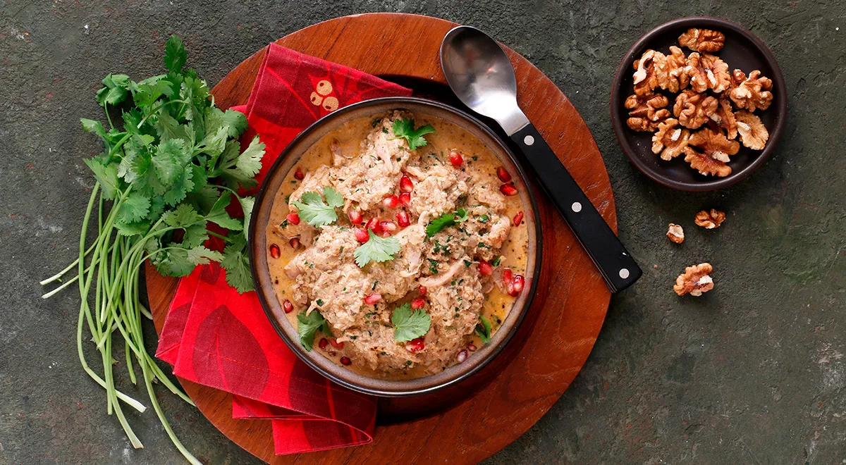Рецепт сациви с курицей, гранатом и уцхо сунели