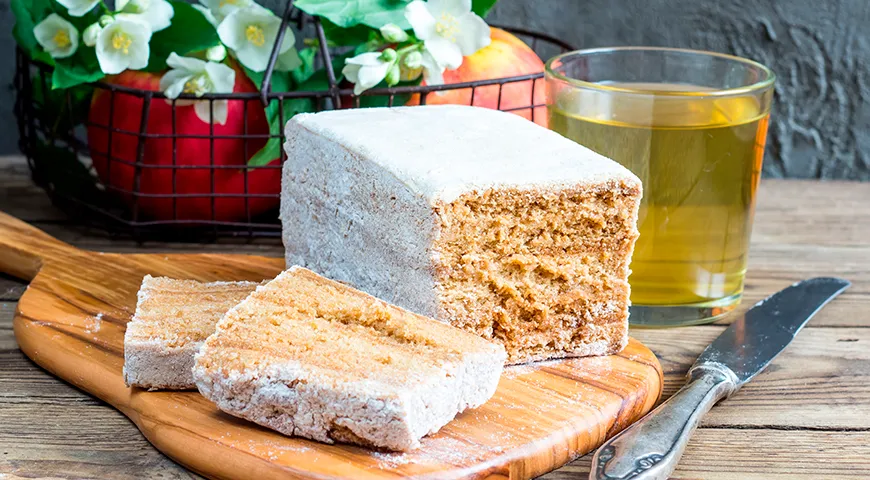 Пастила — старинное русское лакомство из взбитого яблочного пюре, запеченное в печи 