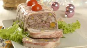 Мясной террин с фисташками и курагой