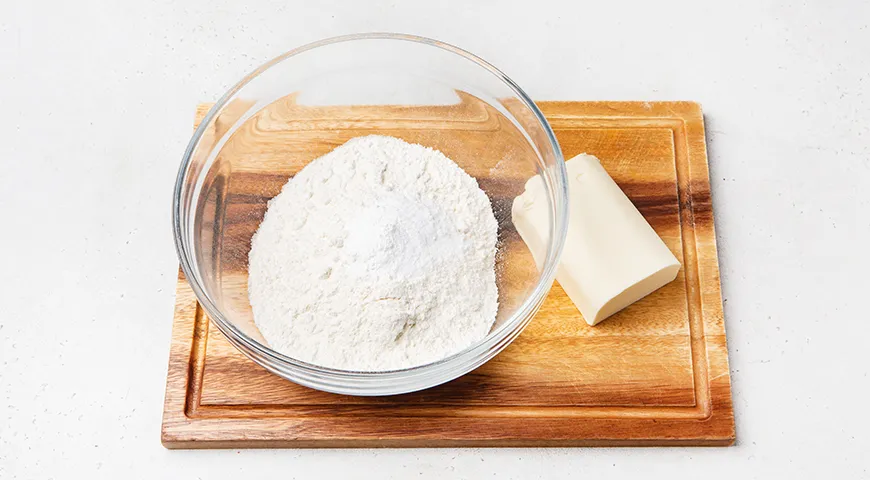 Насыпной пирог с яблоками и творожной начинкой