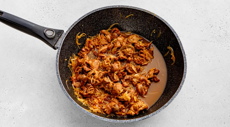 Куриные желудки в соевом соусе на сковороде