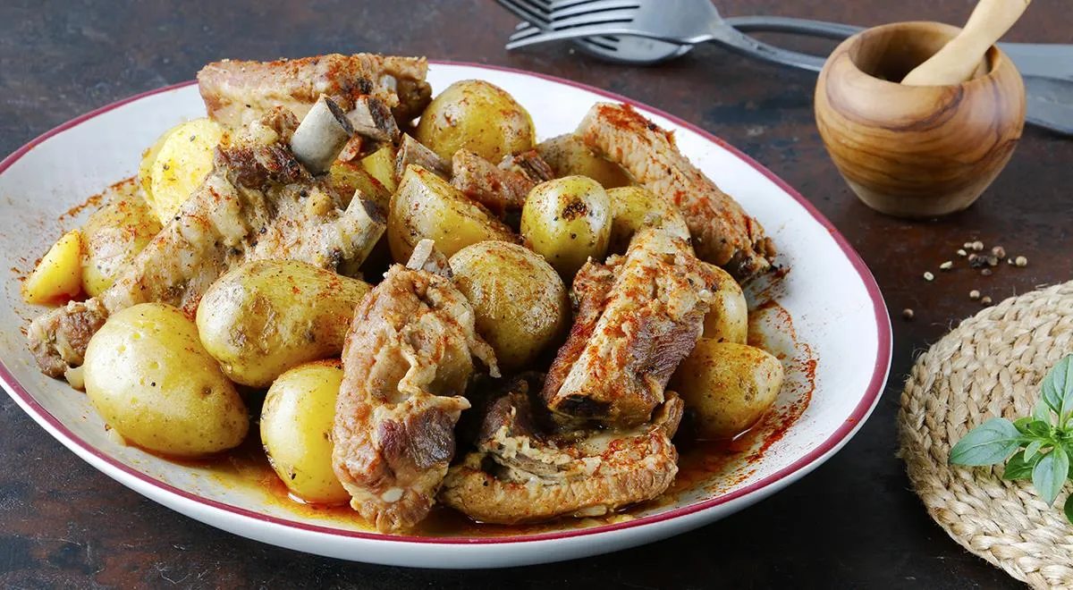 Говяжьи ребрышки с картошкой в духовке - рецепт с фото пошагово