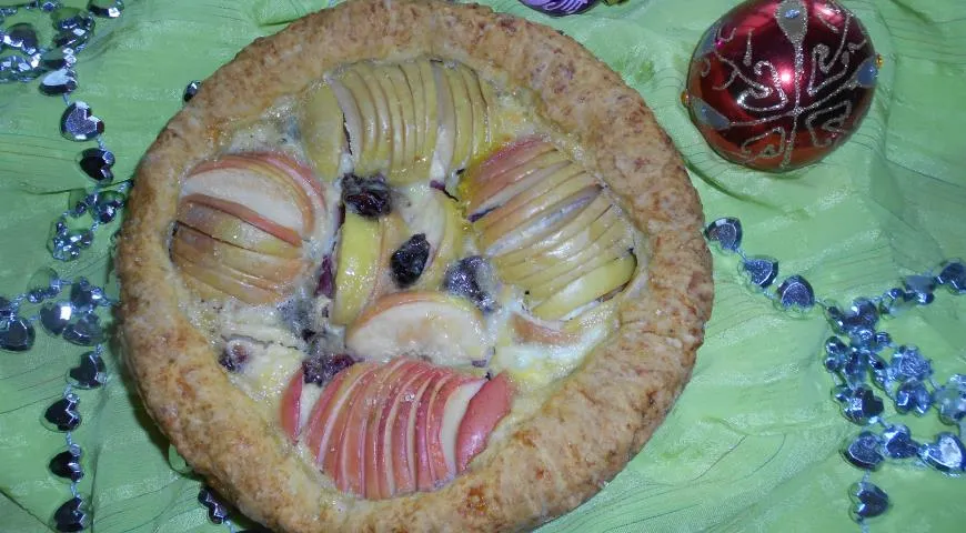 Рецепт яблочного пирога с вялеными вишнями под нежной йогуртовой заливкой