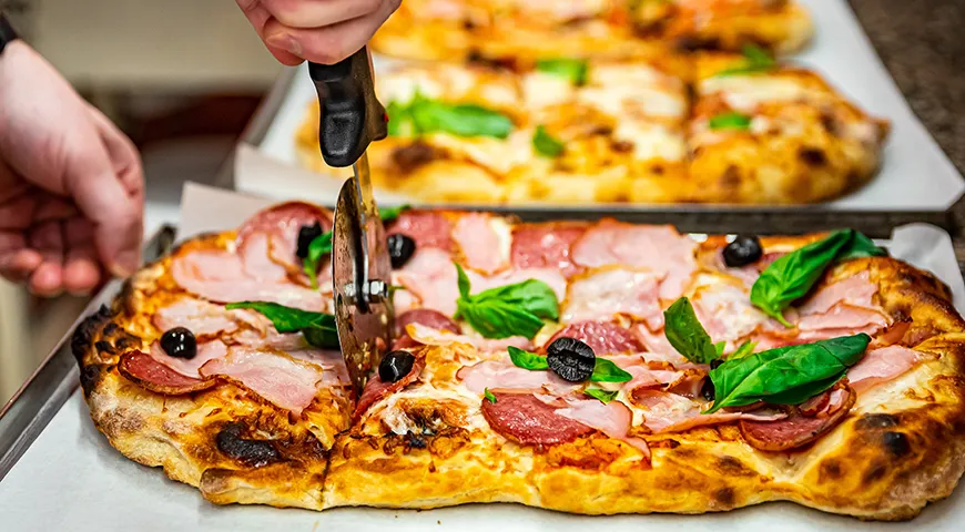 Римскую пиццу удобно нарезать на кусочки с помощью круглого колесика 