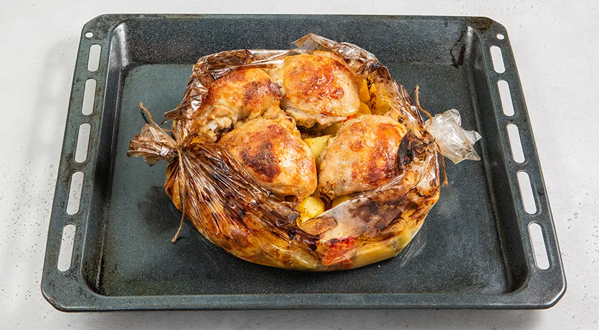 Куриные бедра с картошкой в духовке в рукаве