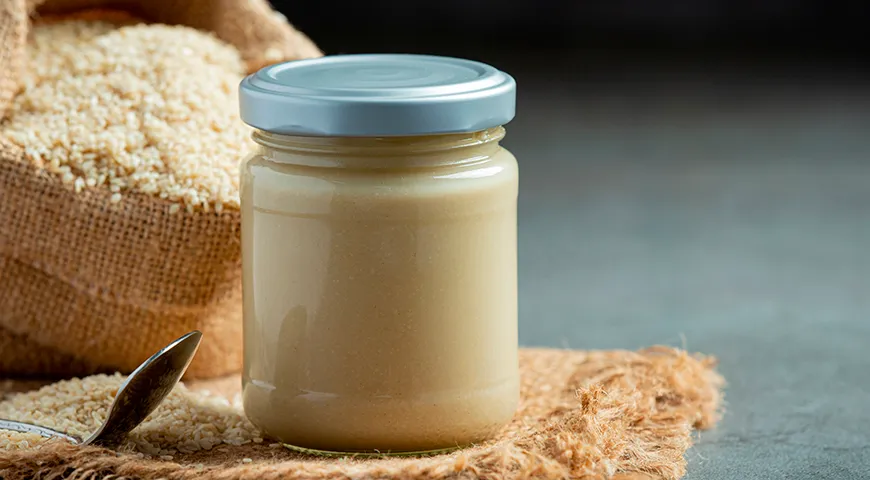 Хранить кунжутную пасту тахини рекомендуется в закрытом виде не более 1–2 лет, а после вскрытия — не более 6 месяцев