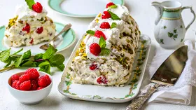 Меренговый рулет с фисташками и малиной