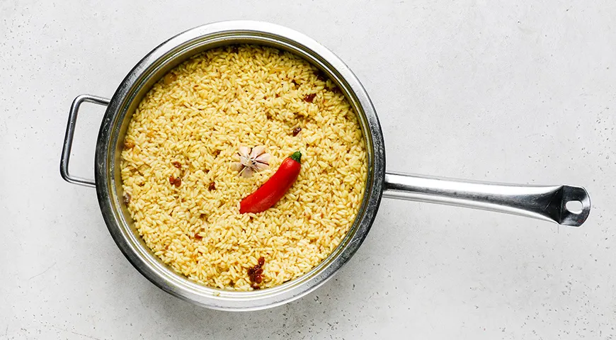 Рассыпчатый плов с курицей на сковороде