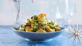 Картофельный салат с креветками и маслинами