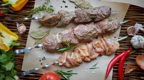 Шашлык из говядины в маринаде с киви