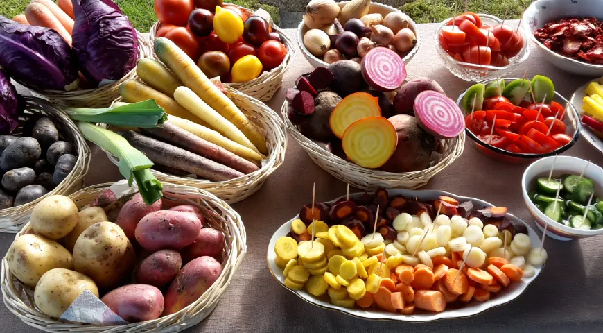 Разноцветные овощи, в том числе свекла и морковь