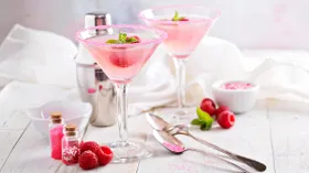 Коктейли на 8 Марта: топ женских напитков для вас и подруг