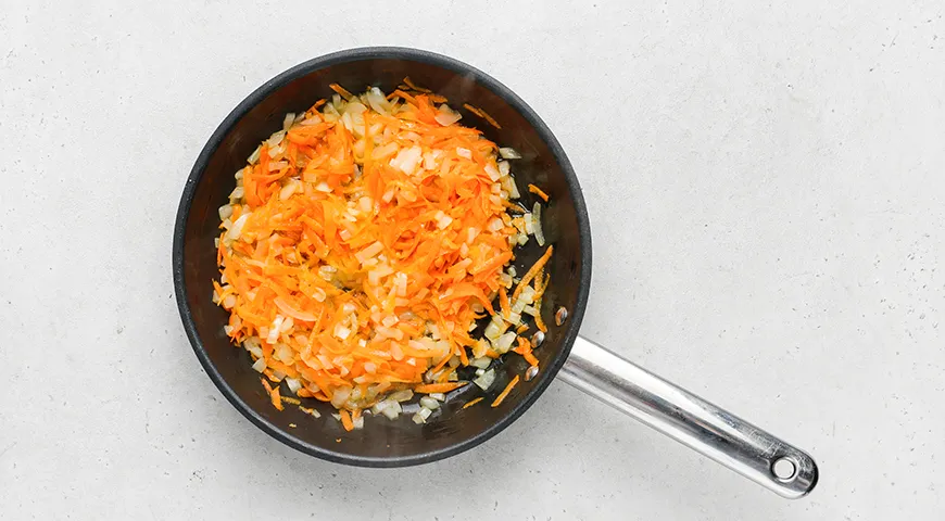 Домашние щи с капустой, мясом и молоком